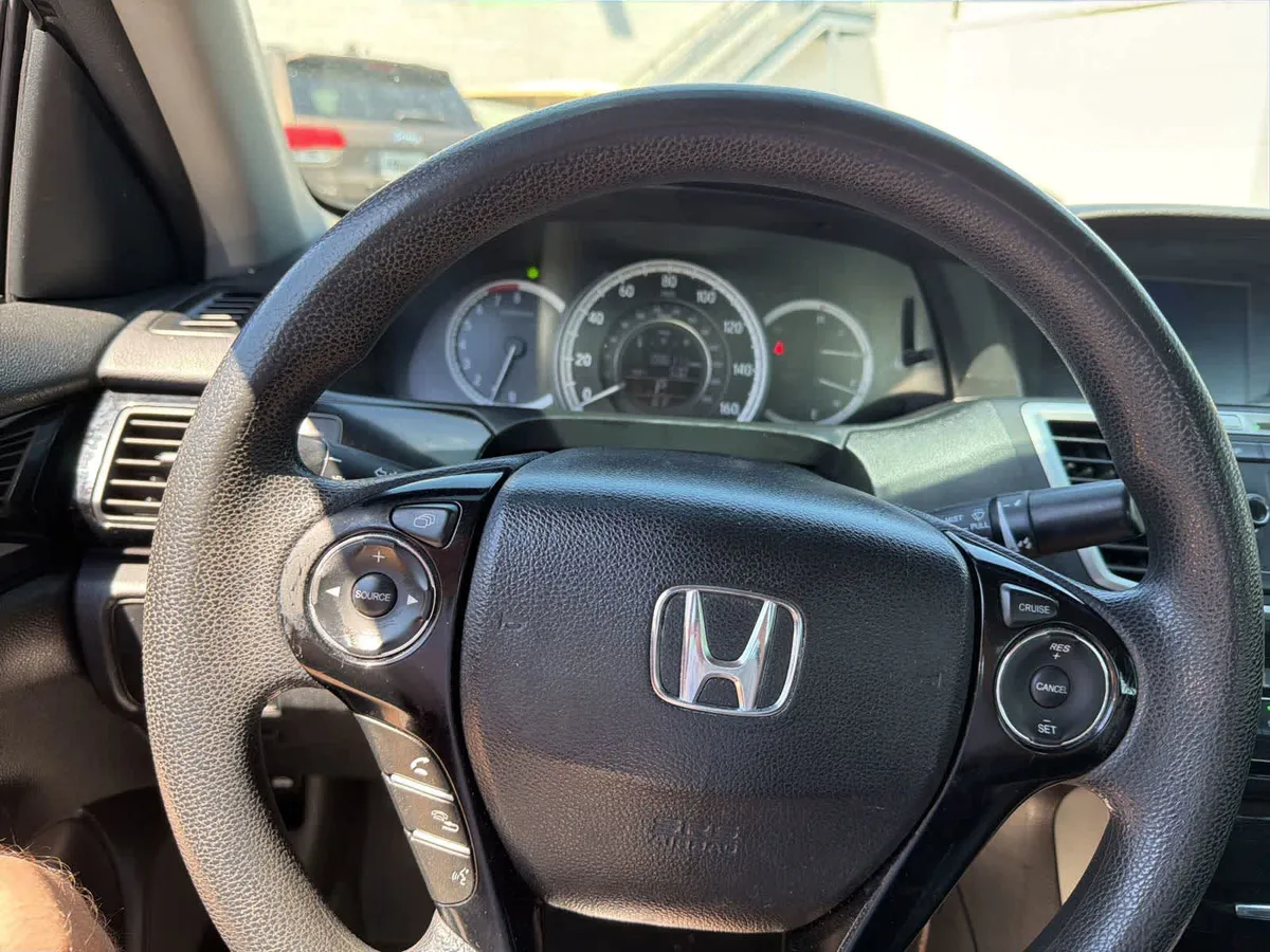 2017 Honda Accord LX thumbnail 24