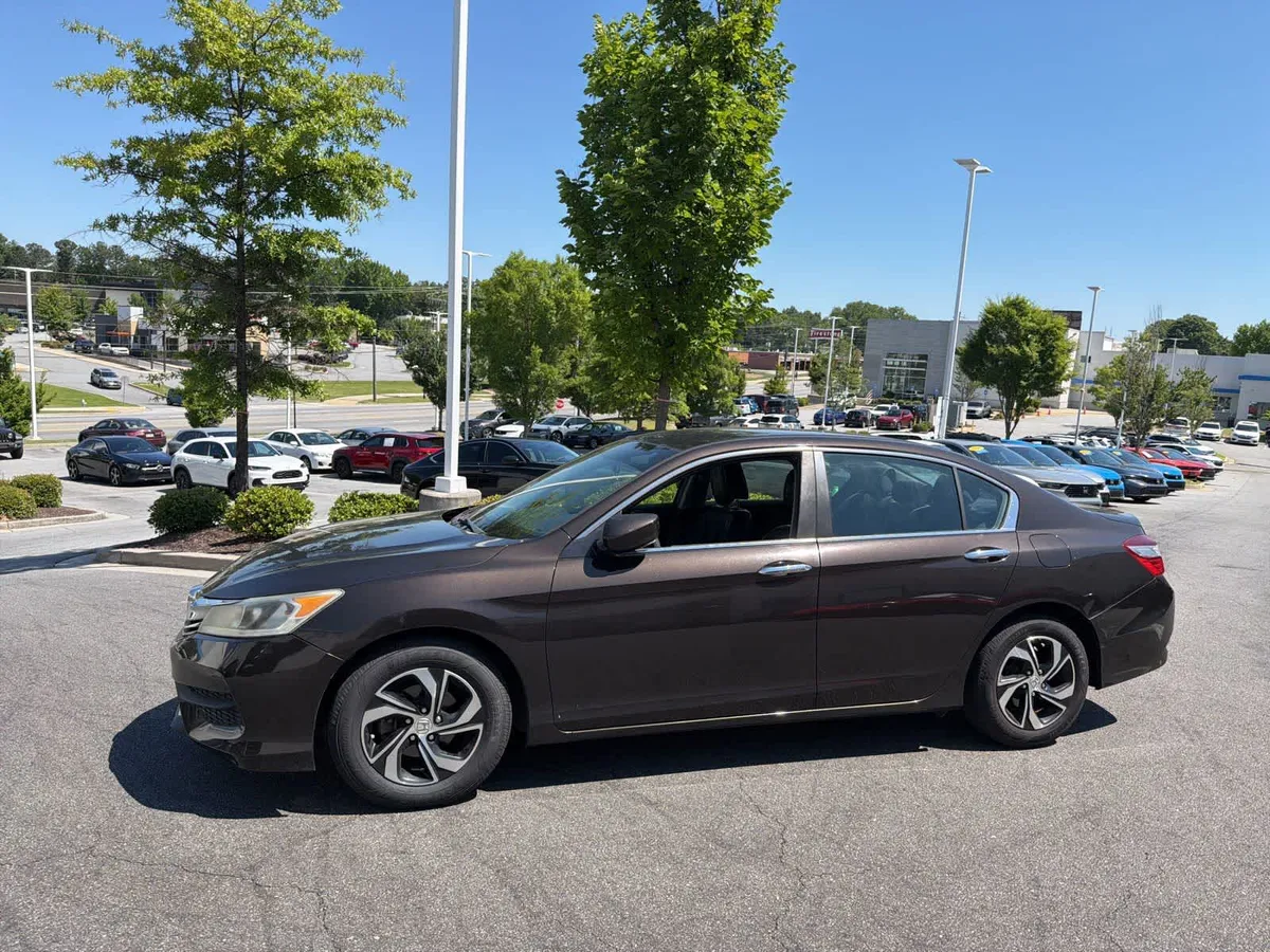 2017 Honda Accord LX thumbnail 6