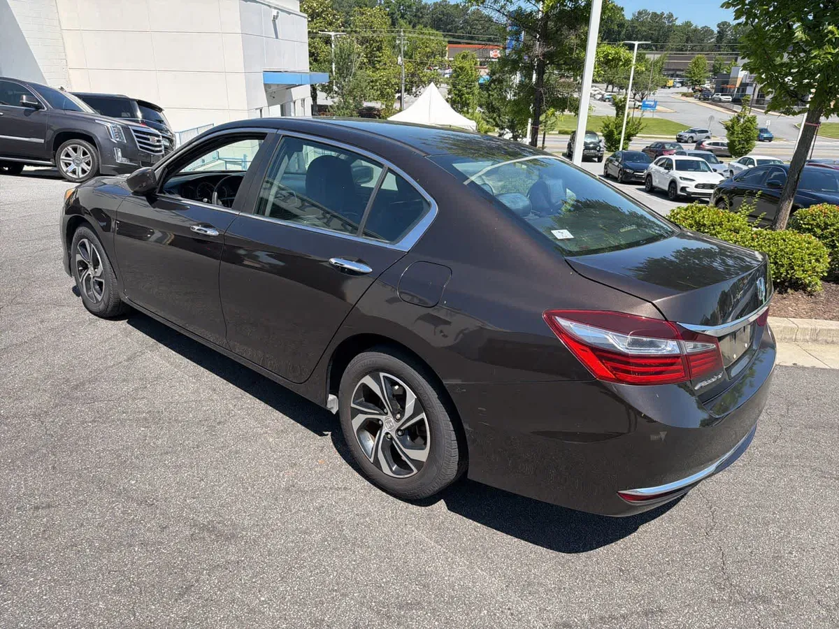 2017 Honda Accord LX thumbnail 8