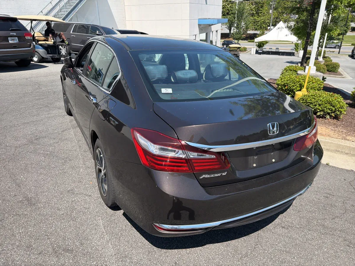 2017 Honda Accord LX thumbnail 9