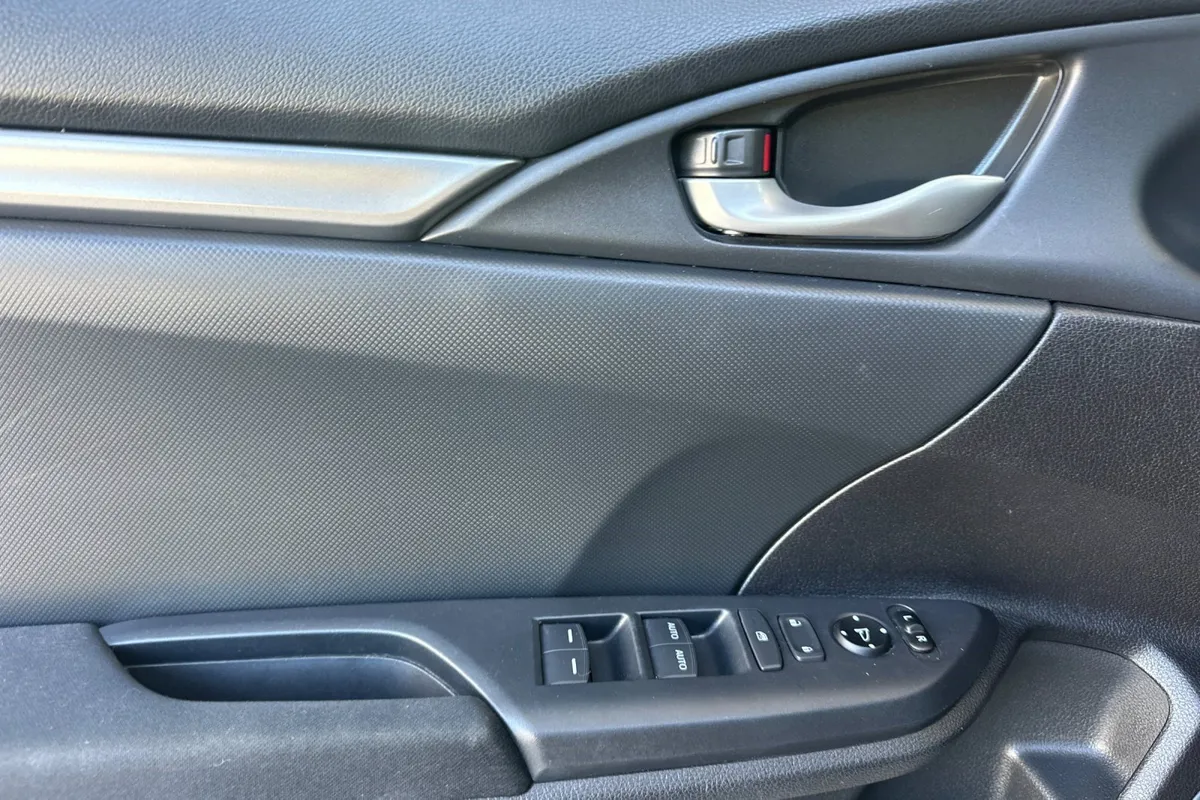 2017 Honda Civic LX thumbnail 11