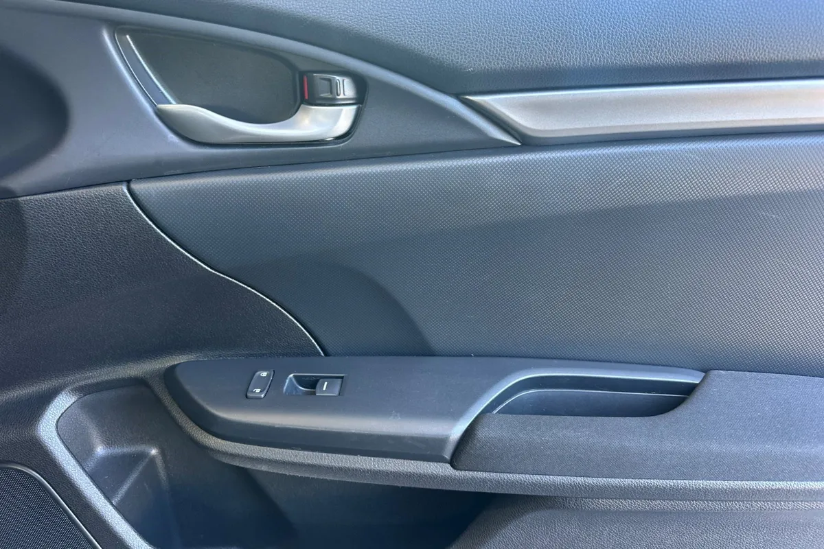 2017 Honda Civic LX thumbnail 18