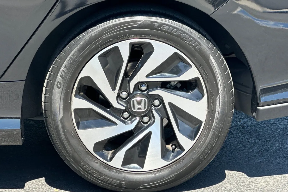 2017 Honda Civic LX thumbnail 32