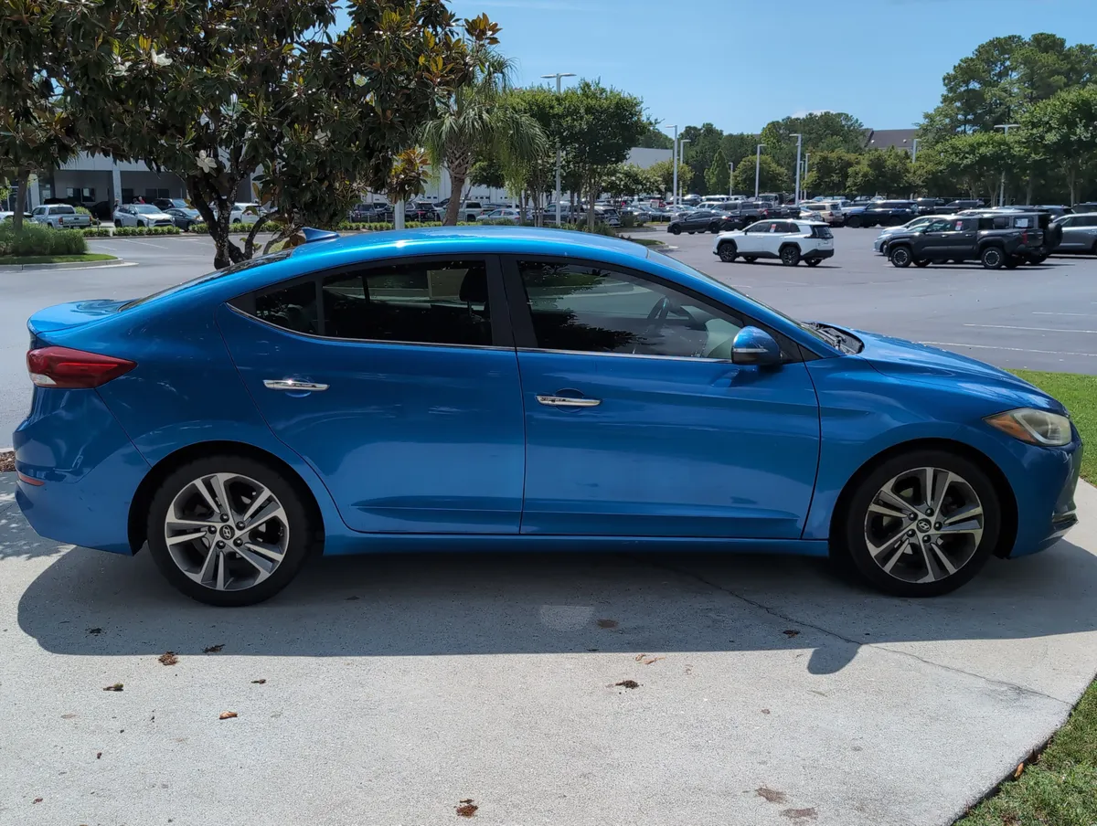 2017 Hyundai Elantra Limited thumbnail 11