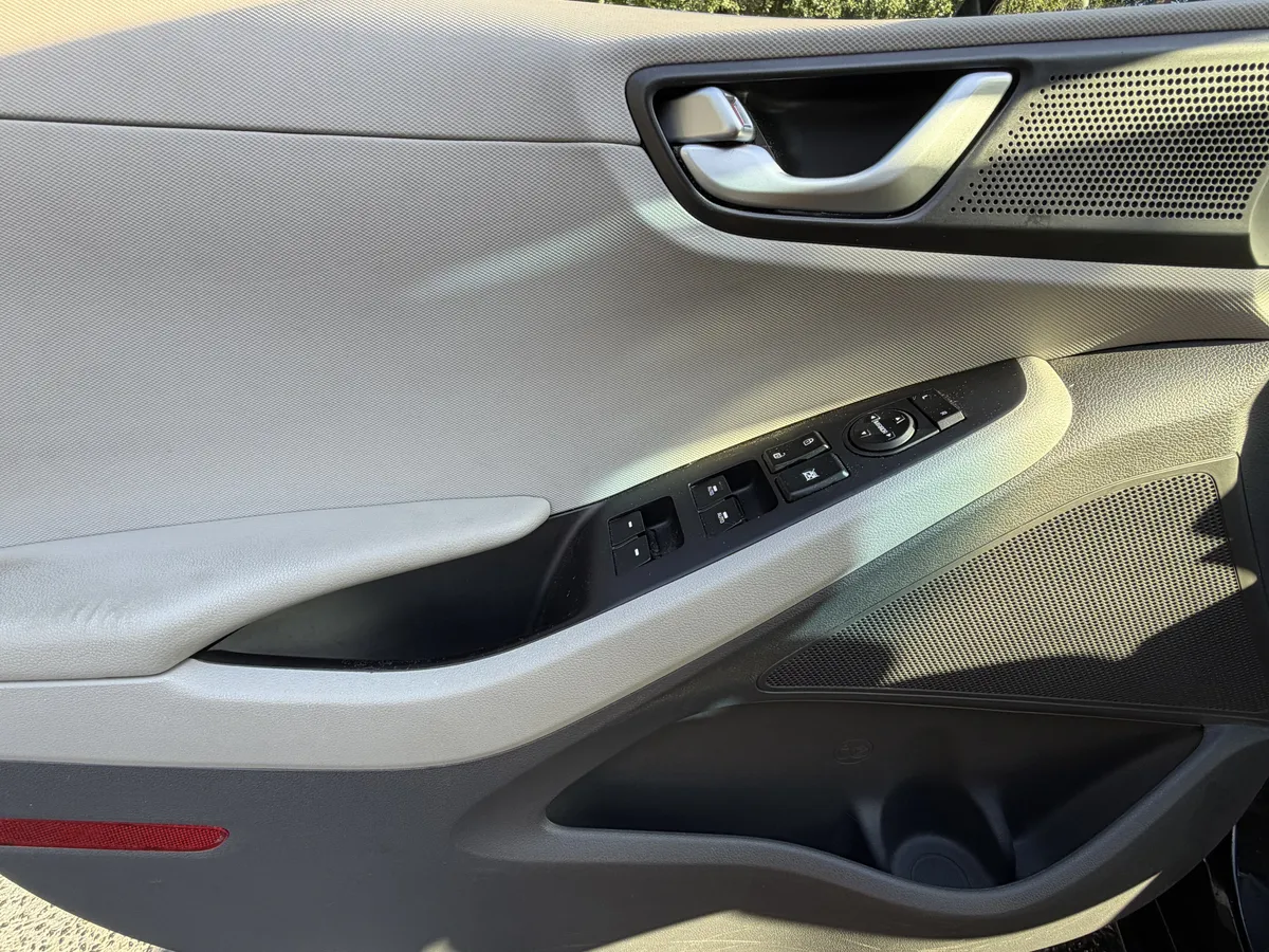 2017 Hyundai Ioniq Hybrid Limited thumbnail 11