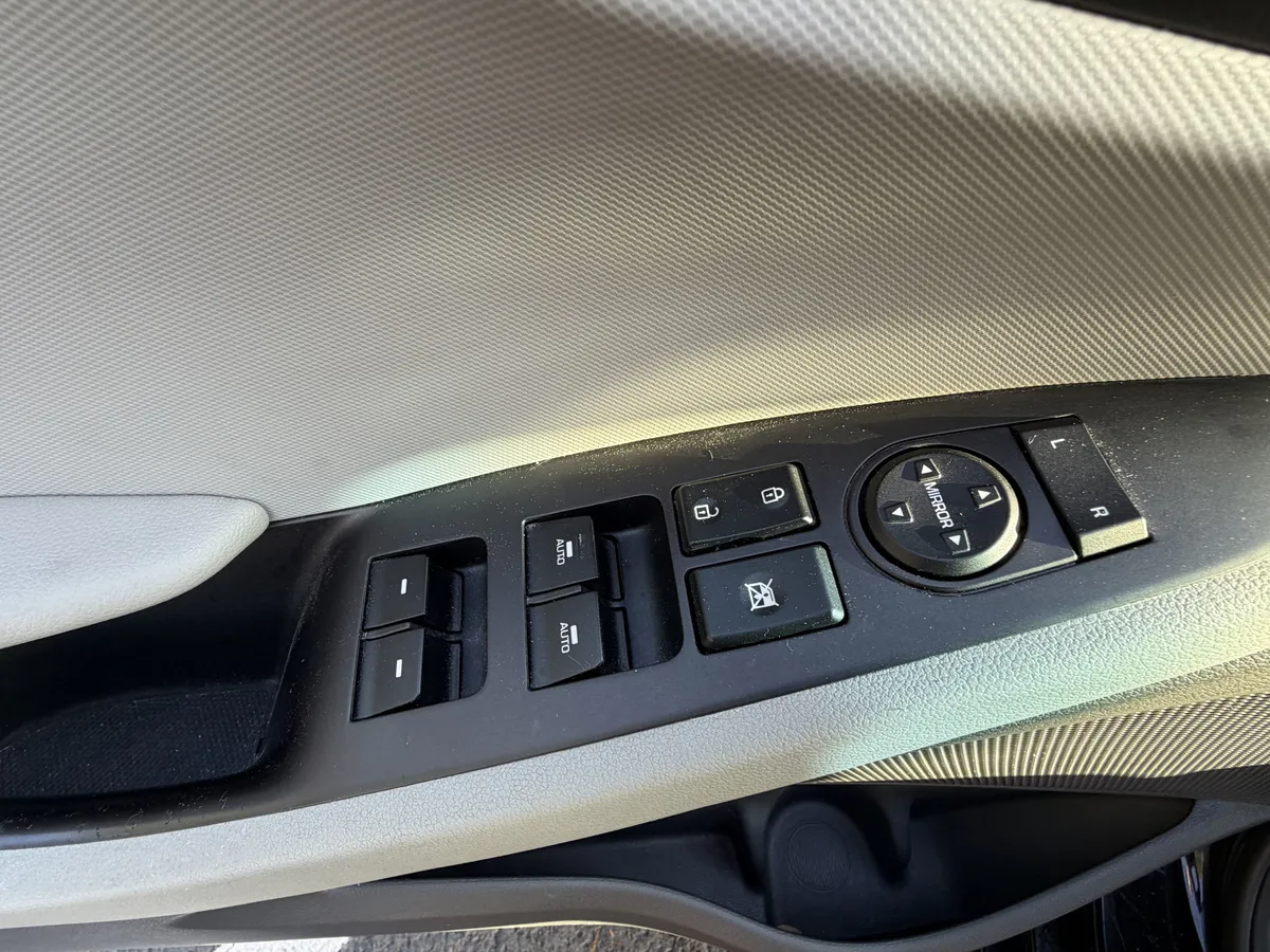 2017 Hyundai Ioniq Hybrid Limited thumbnail 12