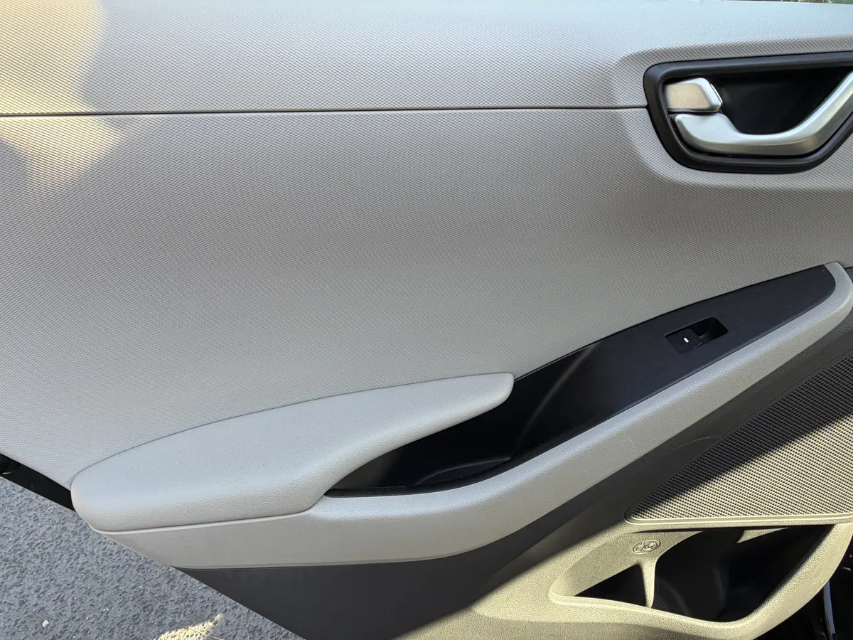 2017 Hyundai Ioniq Hybrid Limited thumbnail 29