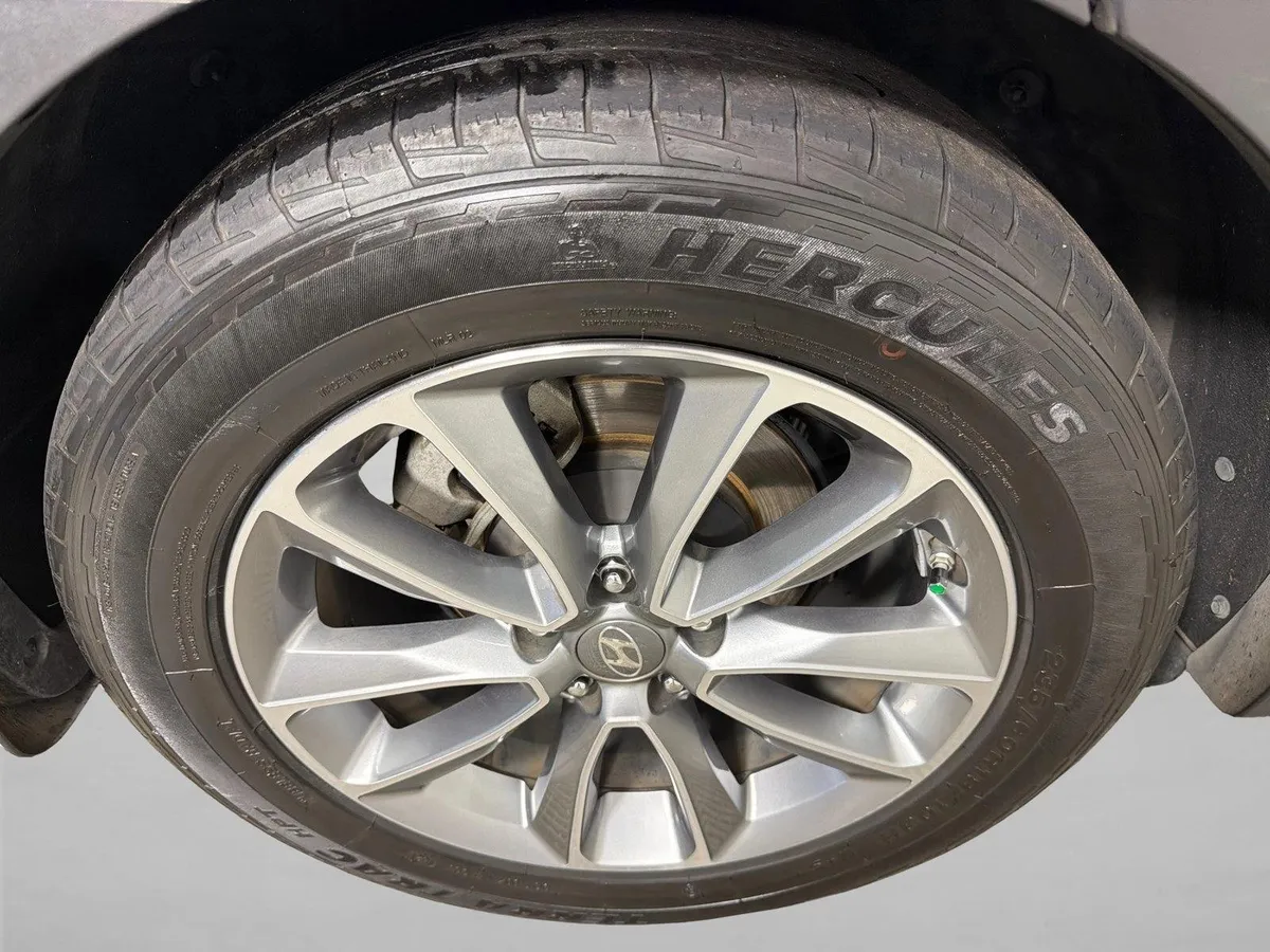 2017 Hyundai Santa Fe SE thumbnail 17
