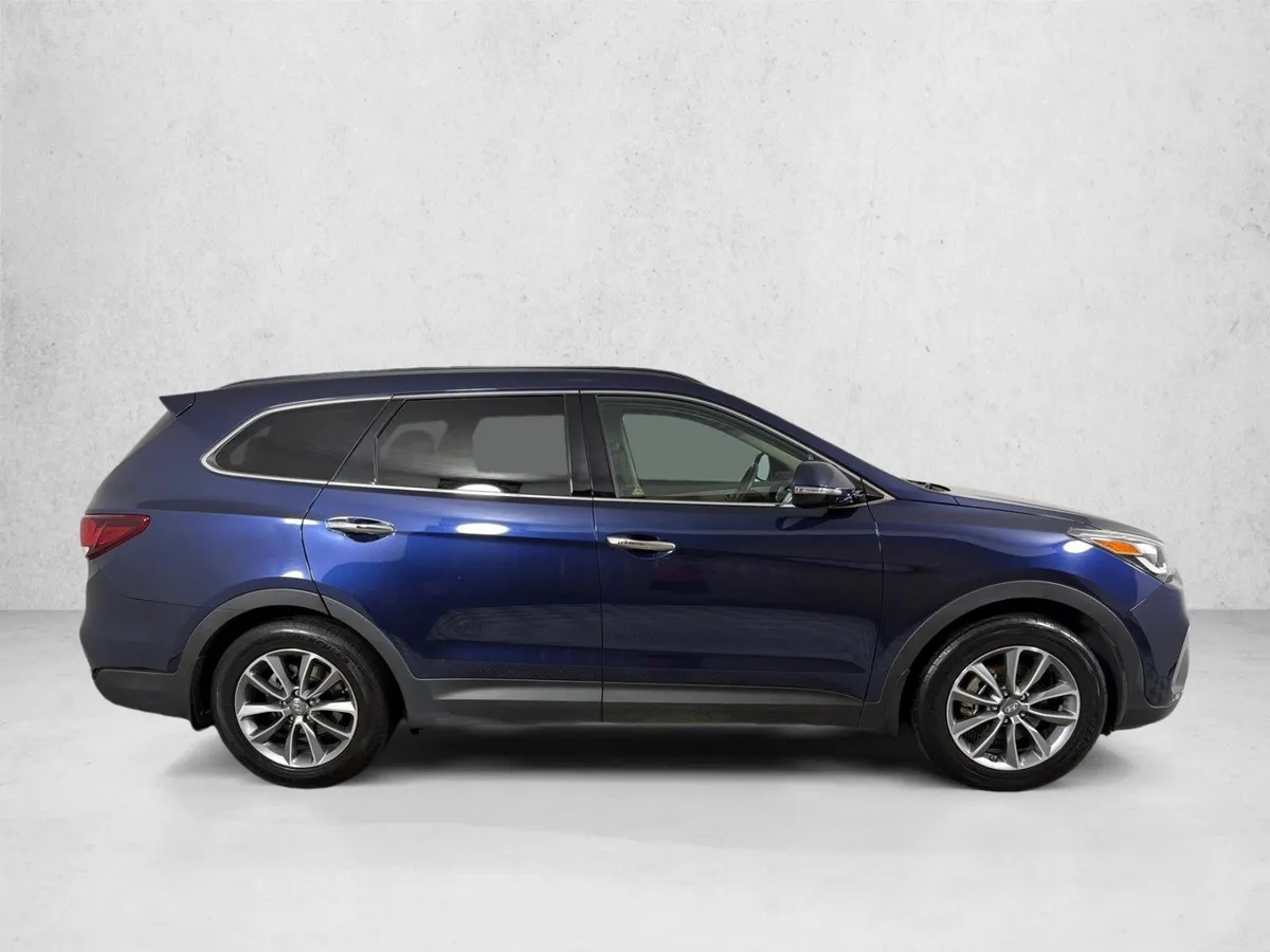 2017 Hyundai Santa Fe SE thumbnail 2