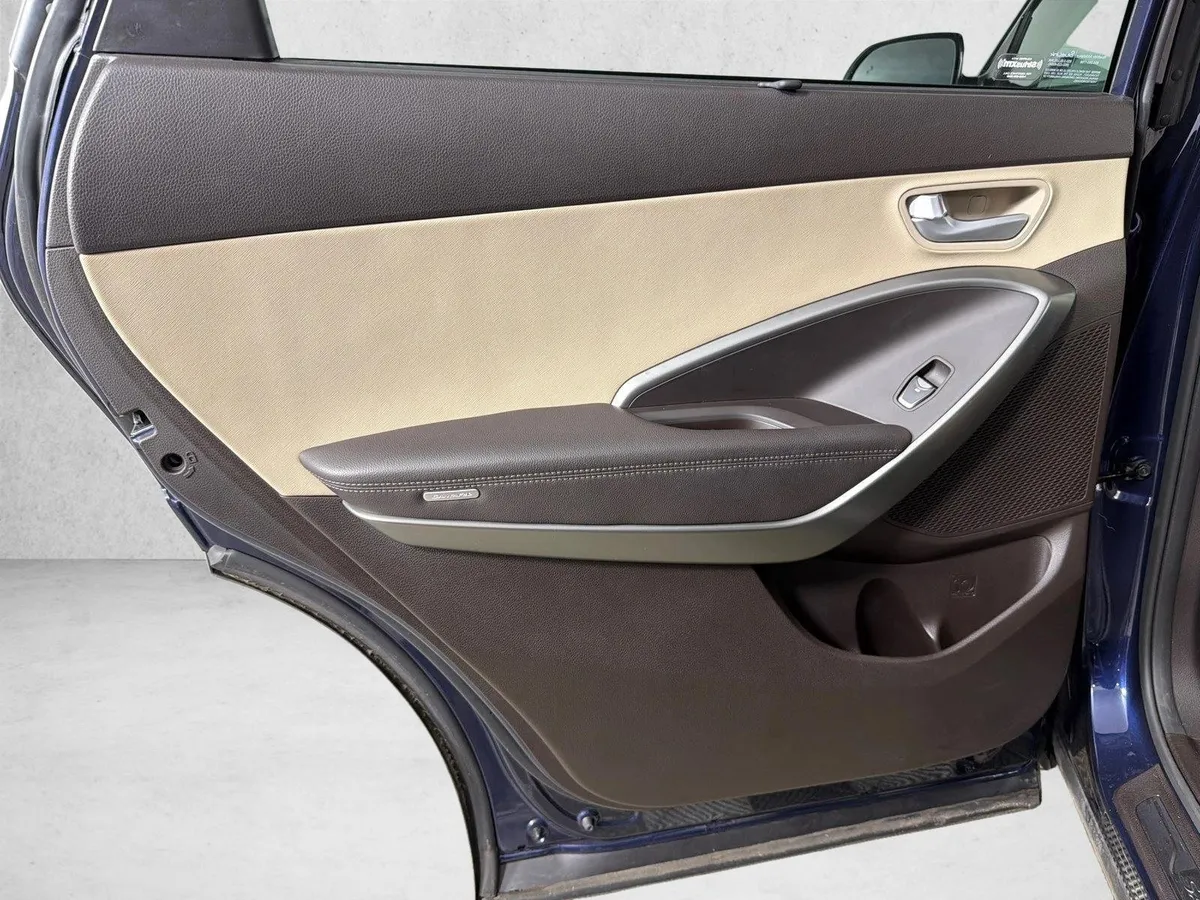2017 Hyundai Santa Fe SE thumbnail 22