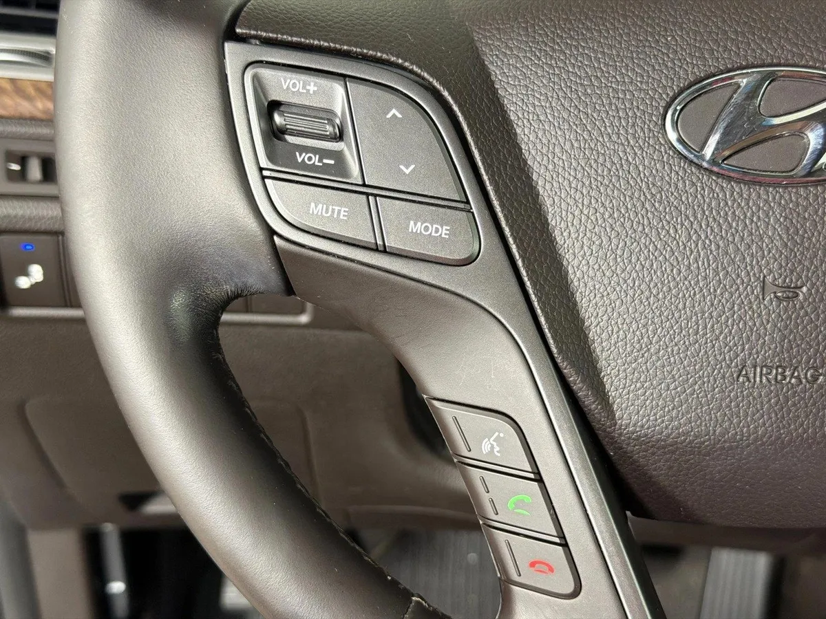 2017 Hyundai Santa Fe SE thumbnail 25