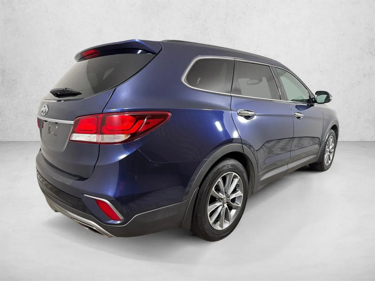 2017 Hyundai Santa Fe SE thumbnail 3
