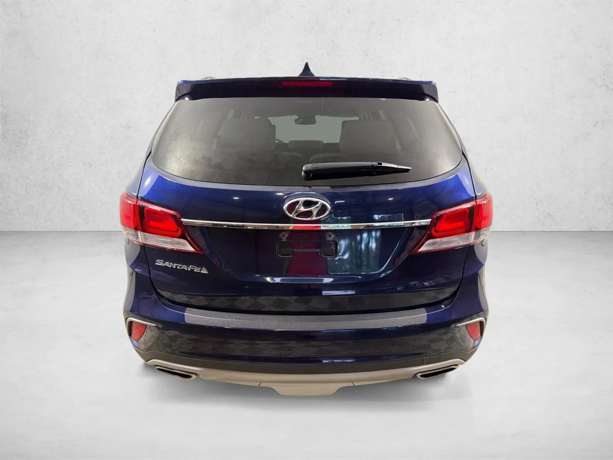 2017 Hyundai Santa Fe SE thumbnail 4