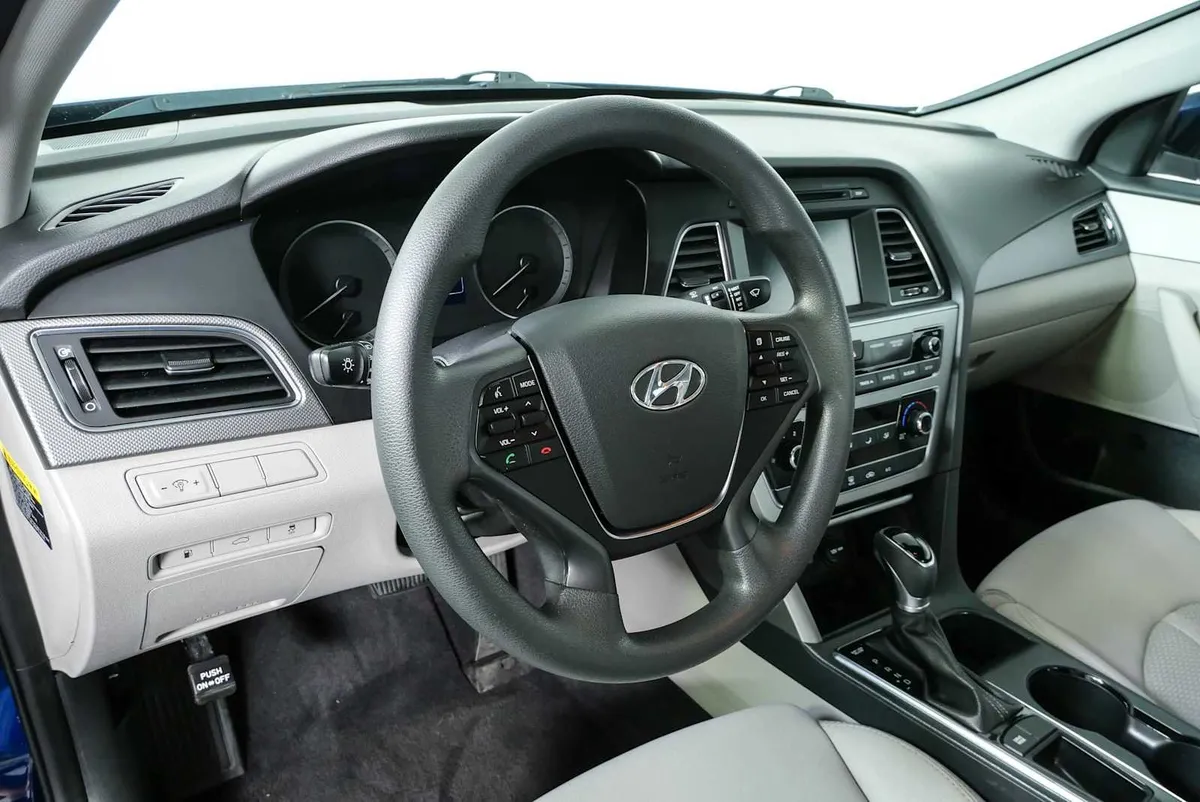 2017 HYUNDAI SONATA SE thumbnail 4