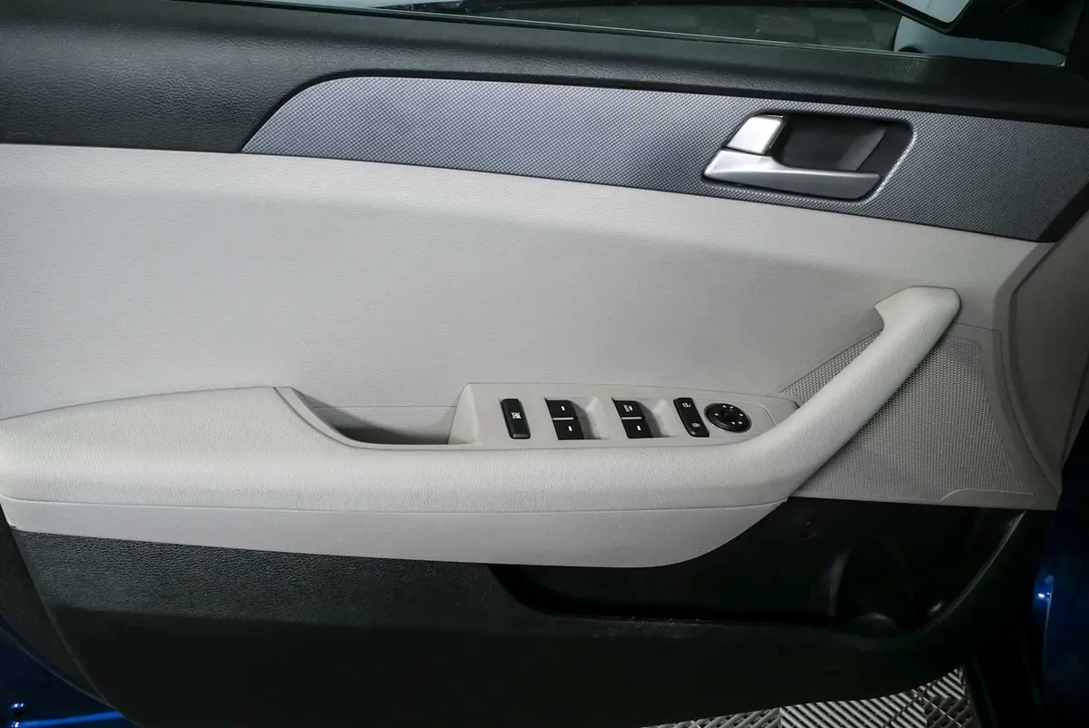 2017 HYUNDAI SONATA SE thumbnail 6