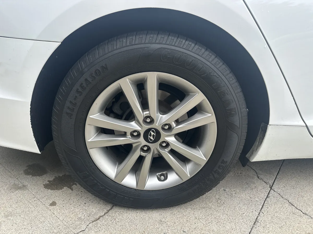 2017 Hyundai Sonata SE thumbnail 2