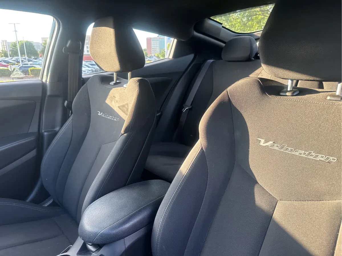 2017 Hyundai Veloster Value Edition thumbnail 11