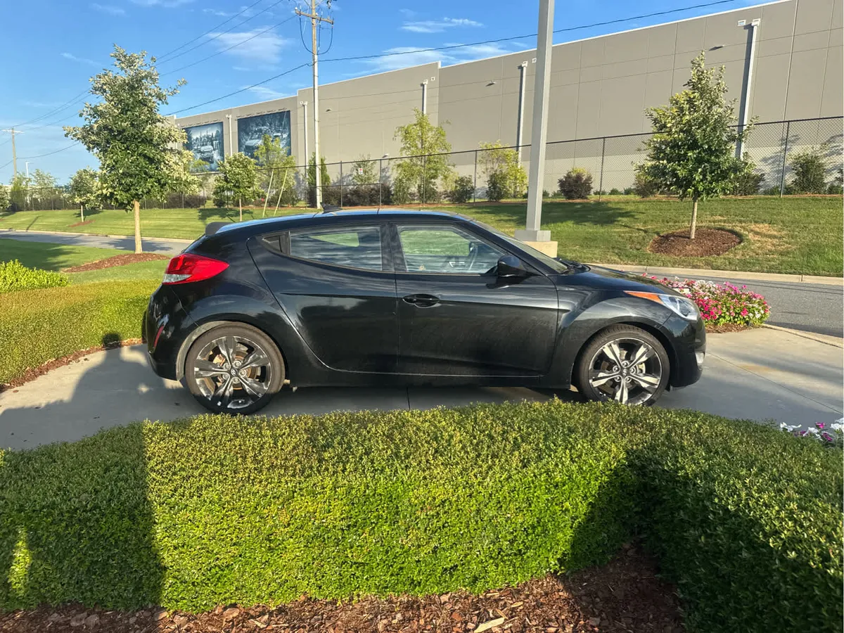 2017 Hyundai Veloster Value Edition thumbnail 2