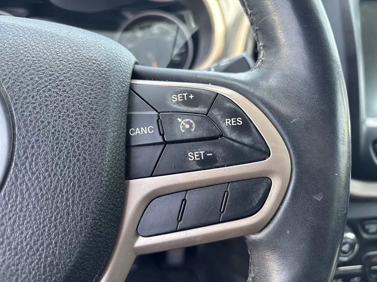 2017 Jeep Cherokee Limited thumbnail 14