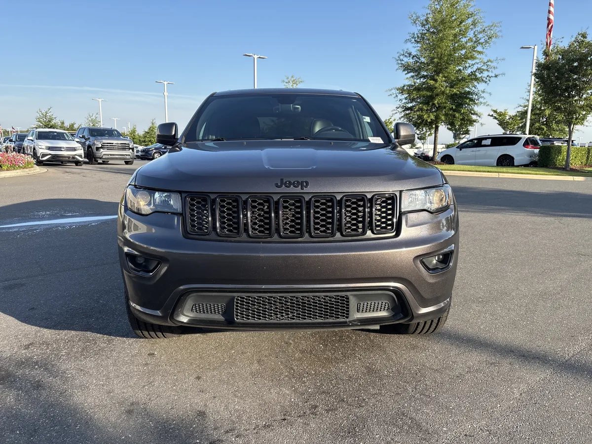 2017 Jeep Grand Cherokee Altitude thumbnail 2