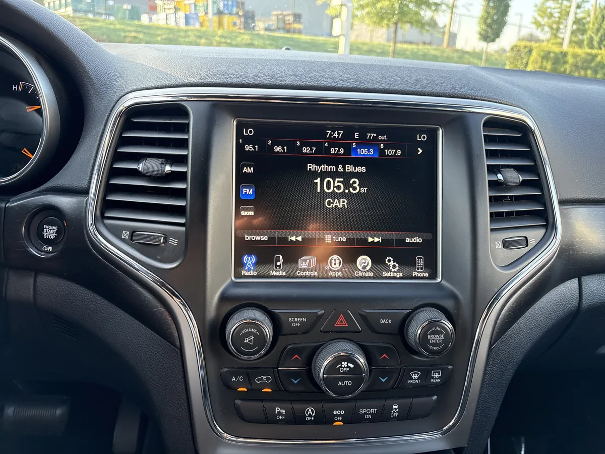 2017 Jeep Grand Cherokee Altitude thumbnail 24