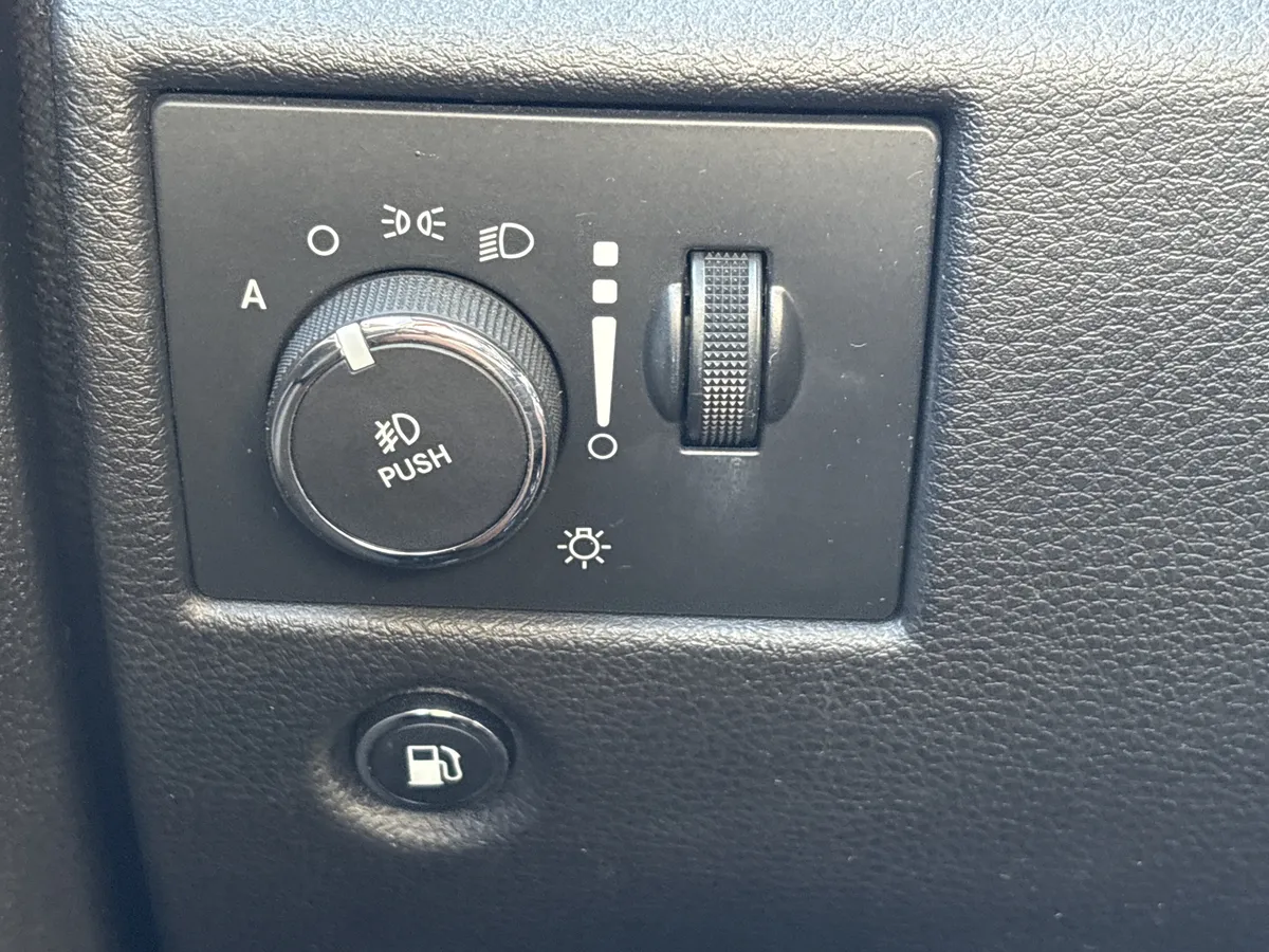 2017 Jeep Grand Cherokee Altitude thumbnail 28