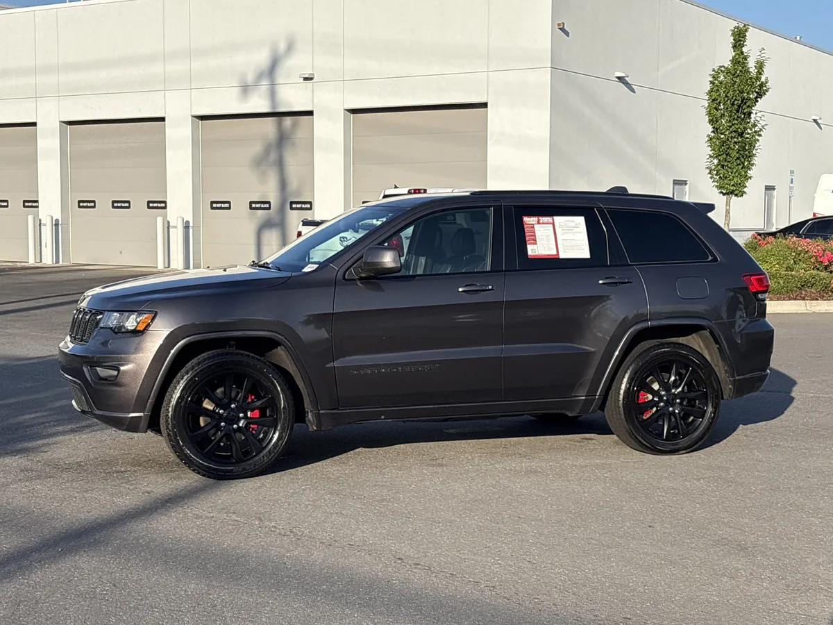 2017 Jeep Grand Cherokee Altitude thumbnail 4