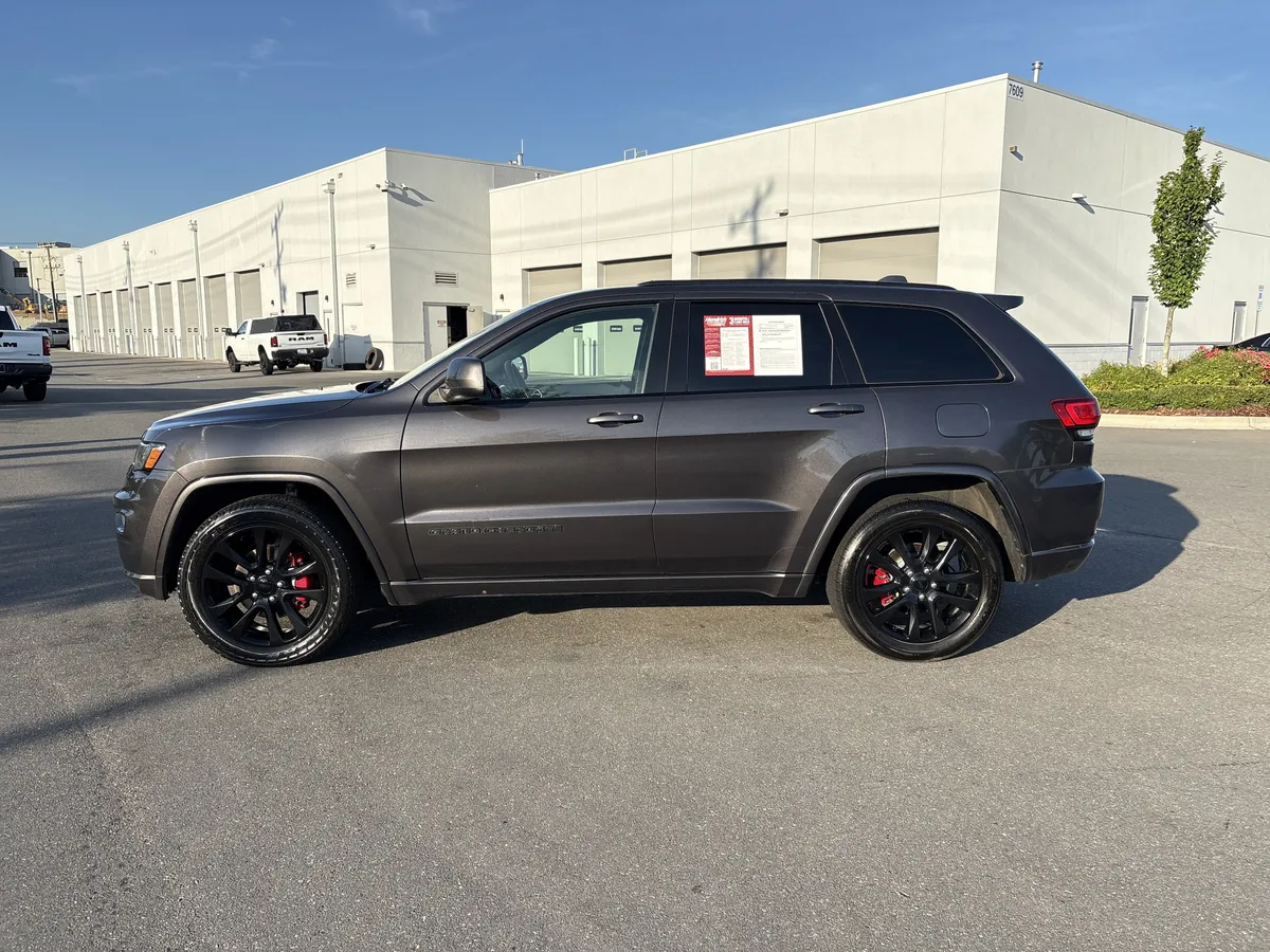 2017 Jeep Grand Cherokee Altitude thumbnail 5