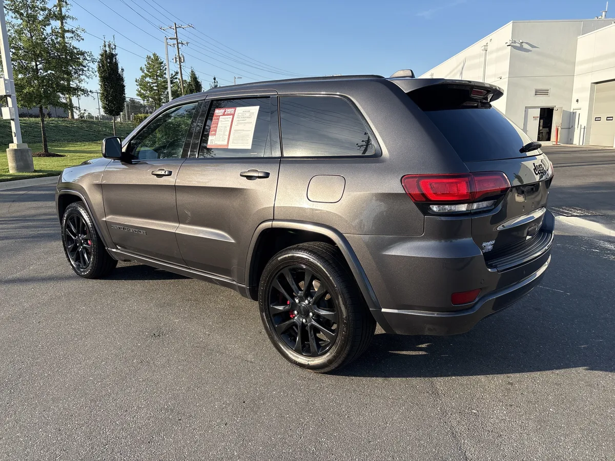2017 Jeep Grand Cherokee Altitude thumbnail 6