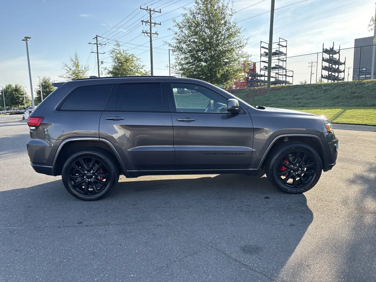 2017 Jeep Grand Cherokee Altitude thumbnail 9
