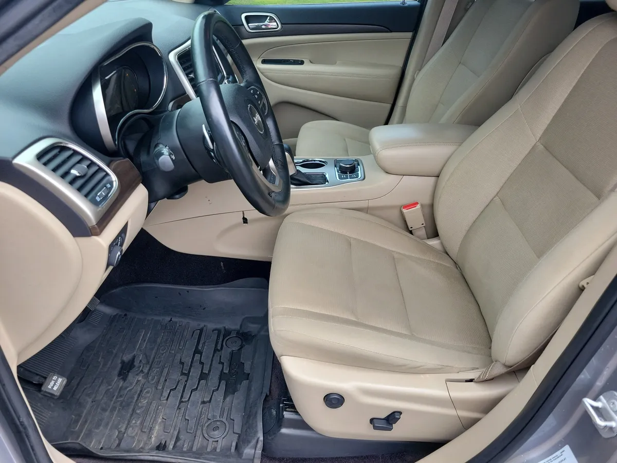 2017 Jeep Grand Cherokee Laredo 4x4 thumbnail 4