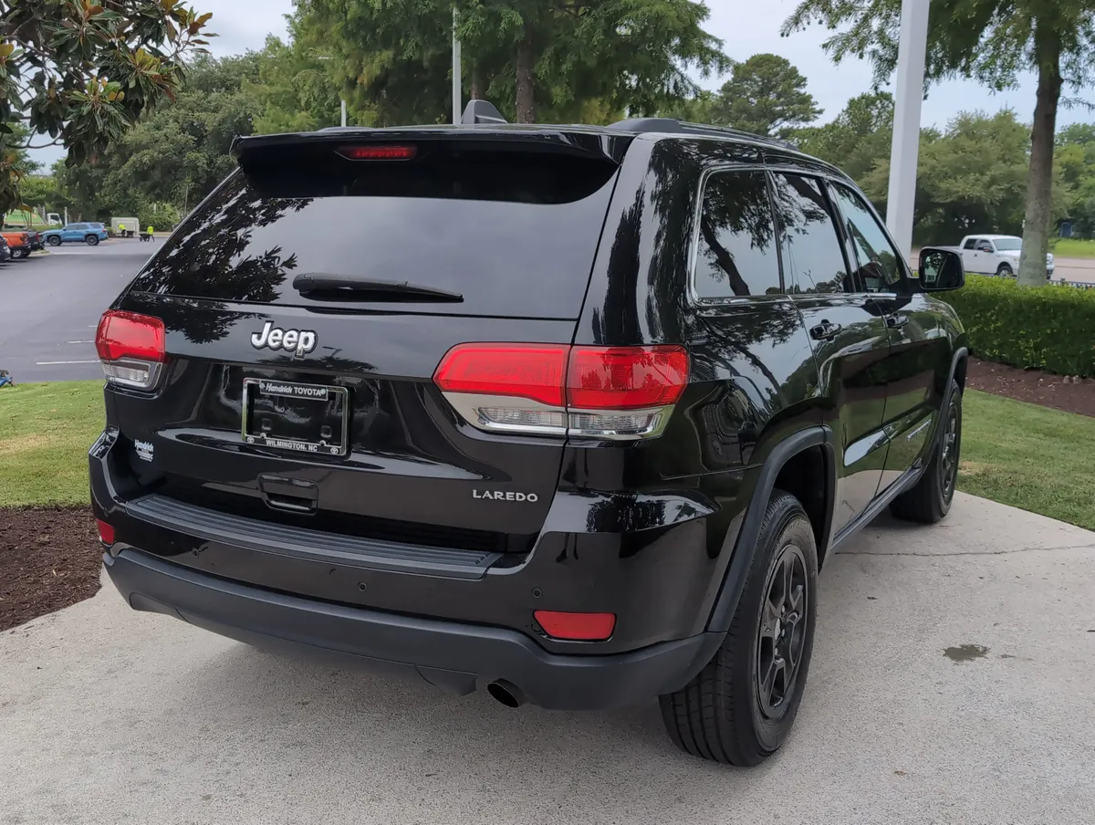 2017 Jeep Grand Cherokee Laredo thumbnail 10