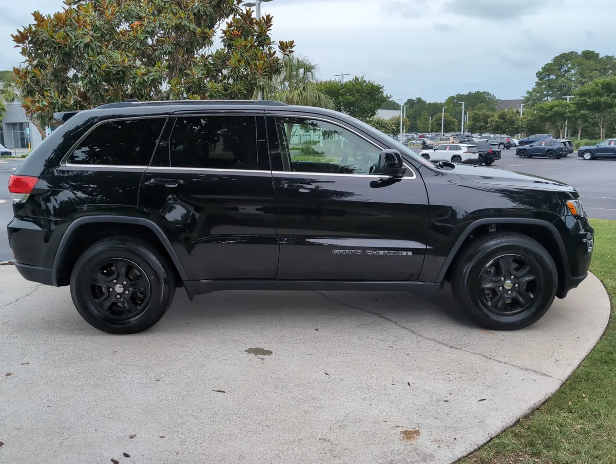 2017 Jeep Grand Cherokee Laredo thumbnail 11