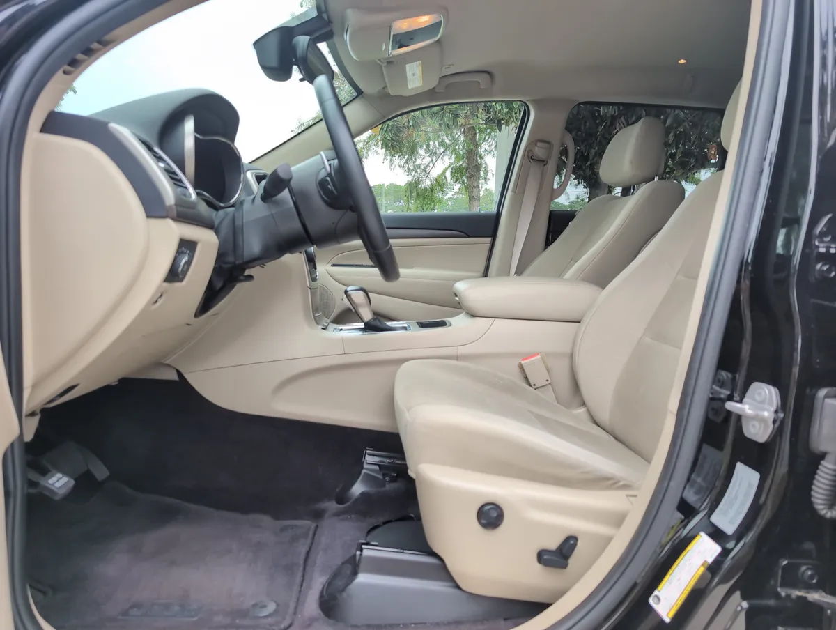 2017 Jeep Grand Cherokee Laredo thumbnail 16