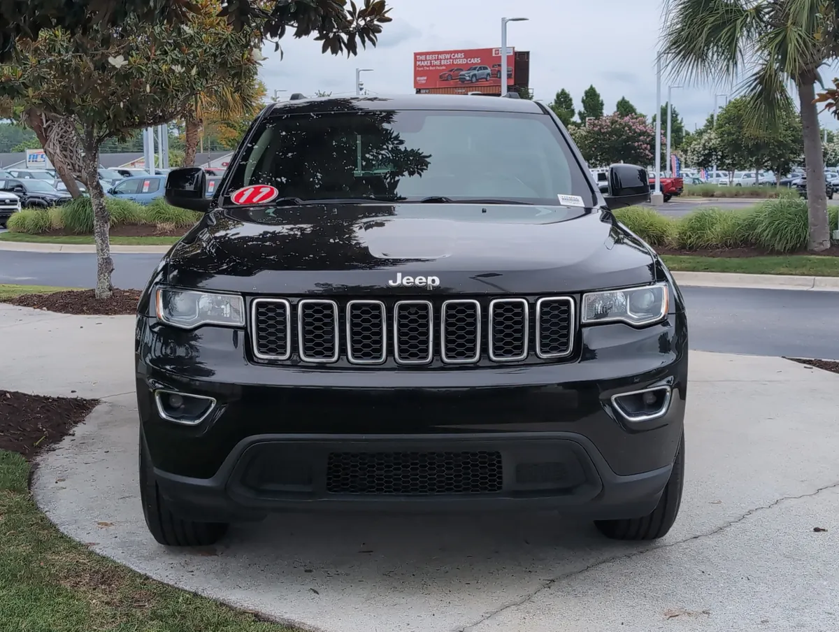 2017 Jeep Grand Cherokee Laredo thumbnail 2