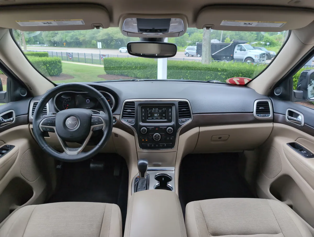 2017 Jeep Grand Cherokee Laredo thumbnail 27