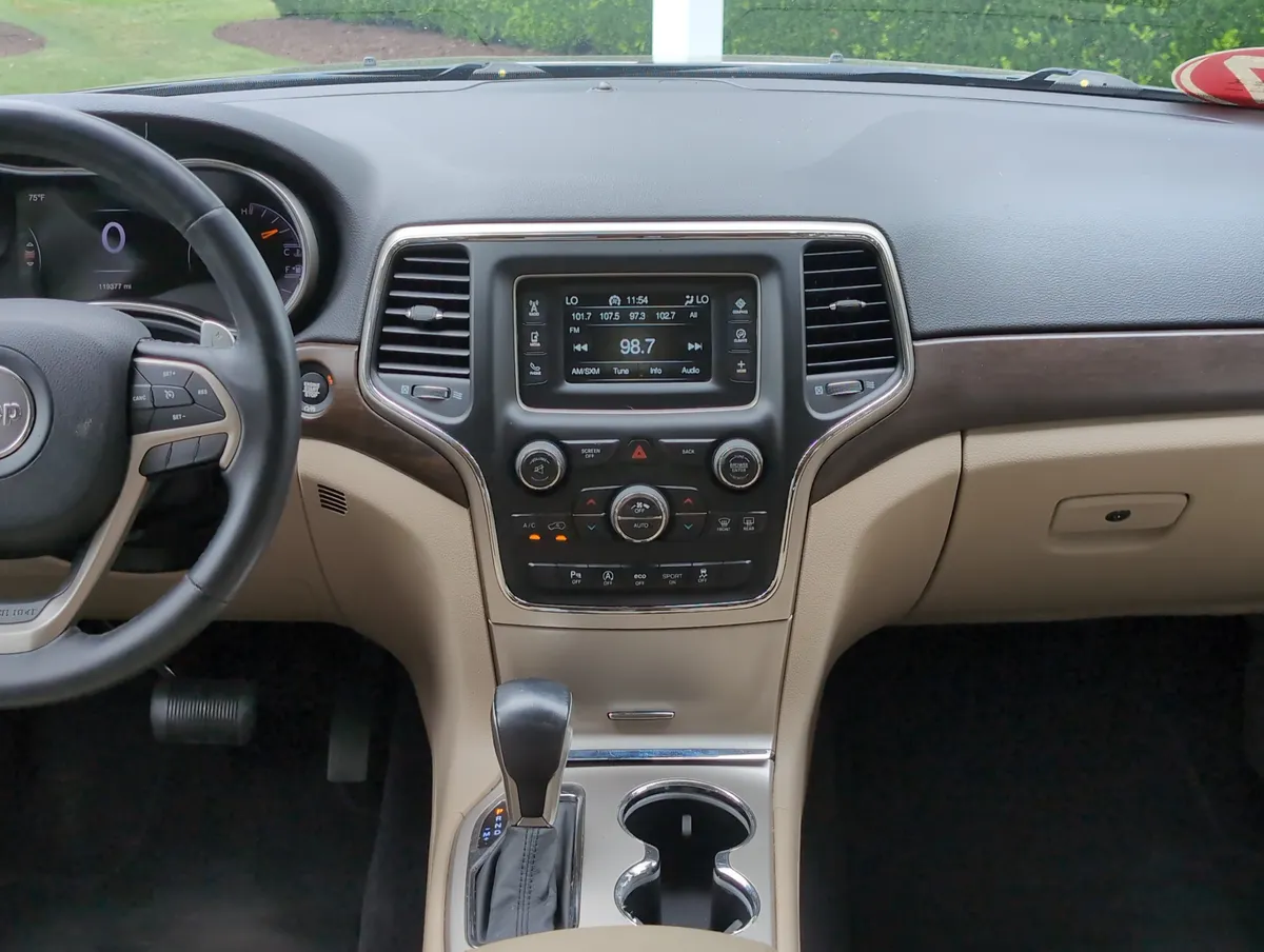 2017 Jeep Grand Cherokee Laredo thumbnail 28