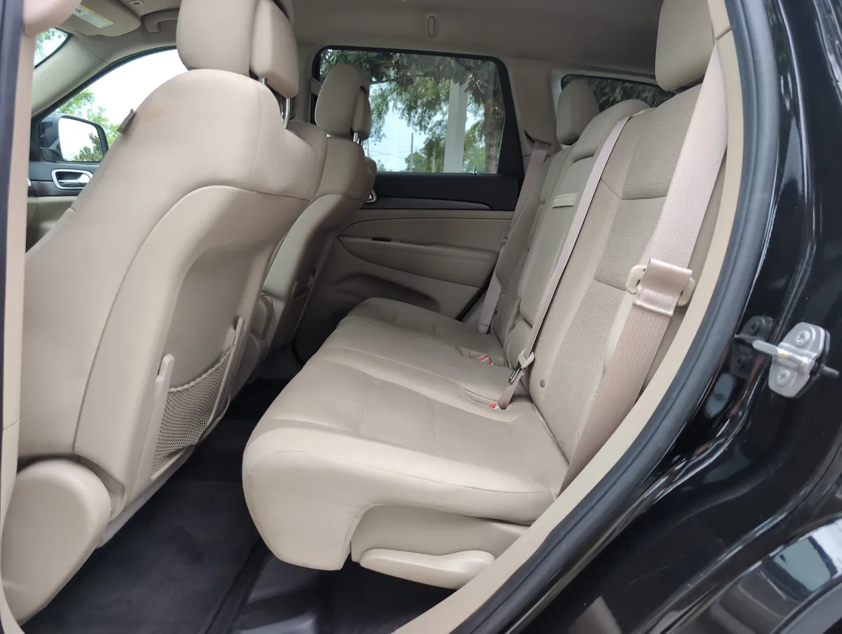 2017 Jeep Grand Cherokee Laredo thumbnail 29