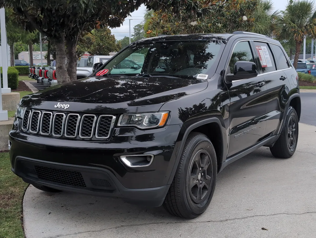 2017 Jeep Grand Cherokee Laredo thumbnail 4