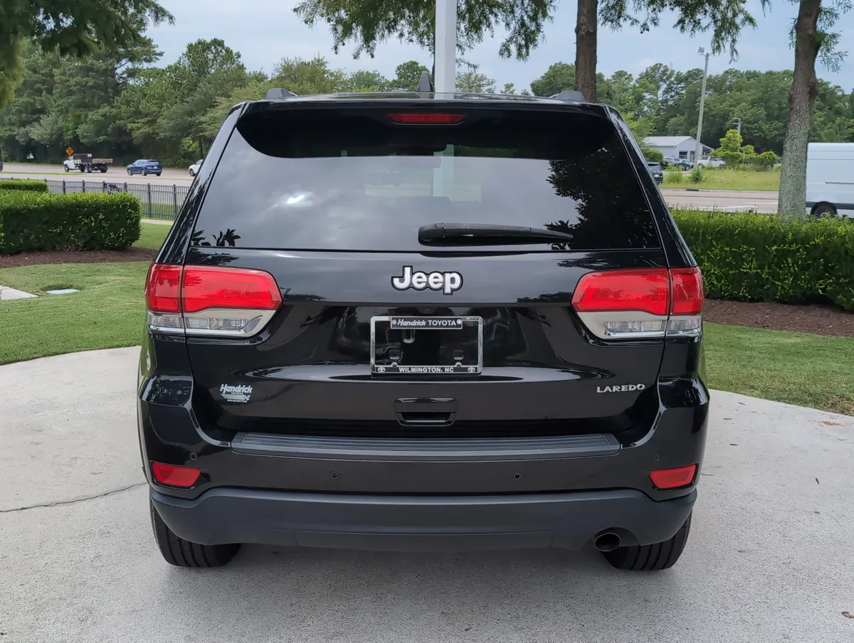 2017 Jeep Grand Cherokee Laredo thumbnail 9