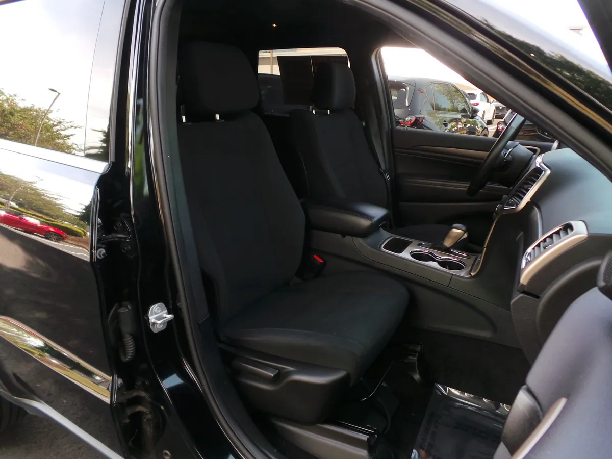 2017 Jeep Grand Cherokee Laredo thumbnail 15