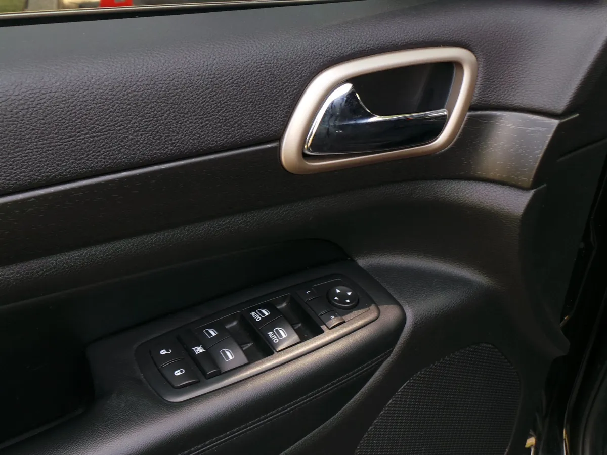 2017 Jeep Grand Cherokee Laredo thumbnail 23