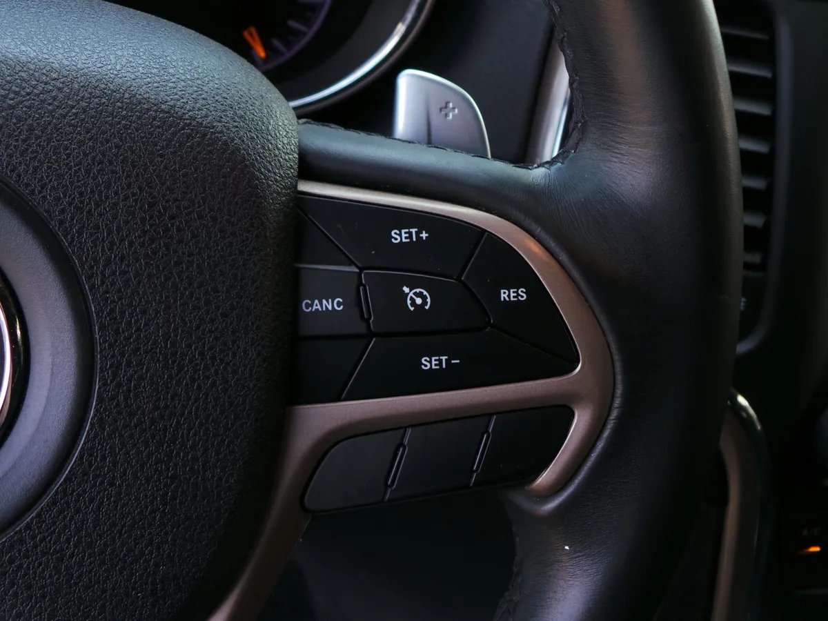 2017 Jeep Grand Cherokee Laredo thumbnail 28