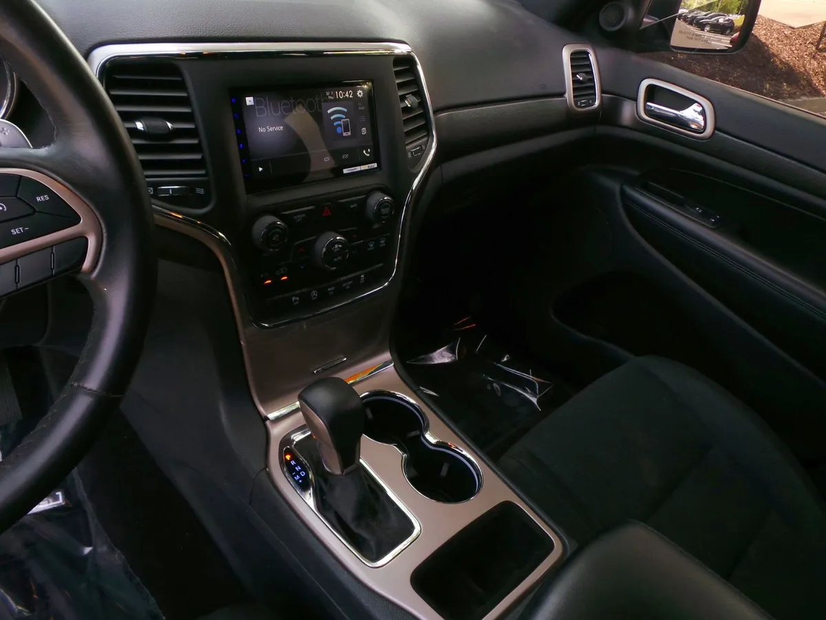2017 Jeep Grand Cherokee Laredo thumbnail 29