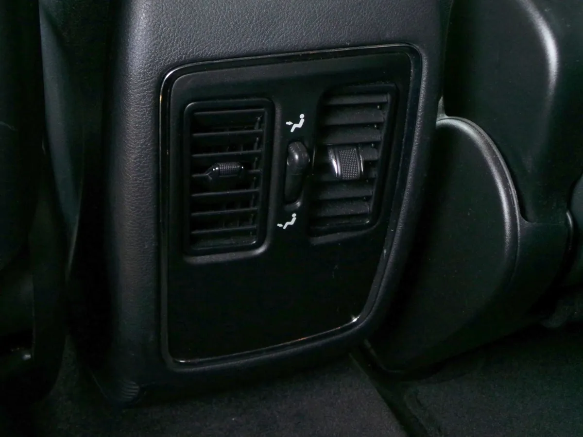 2017 Jeep Grand Cherokee Laredo thumbnail 31