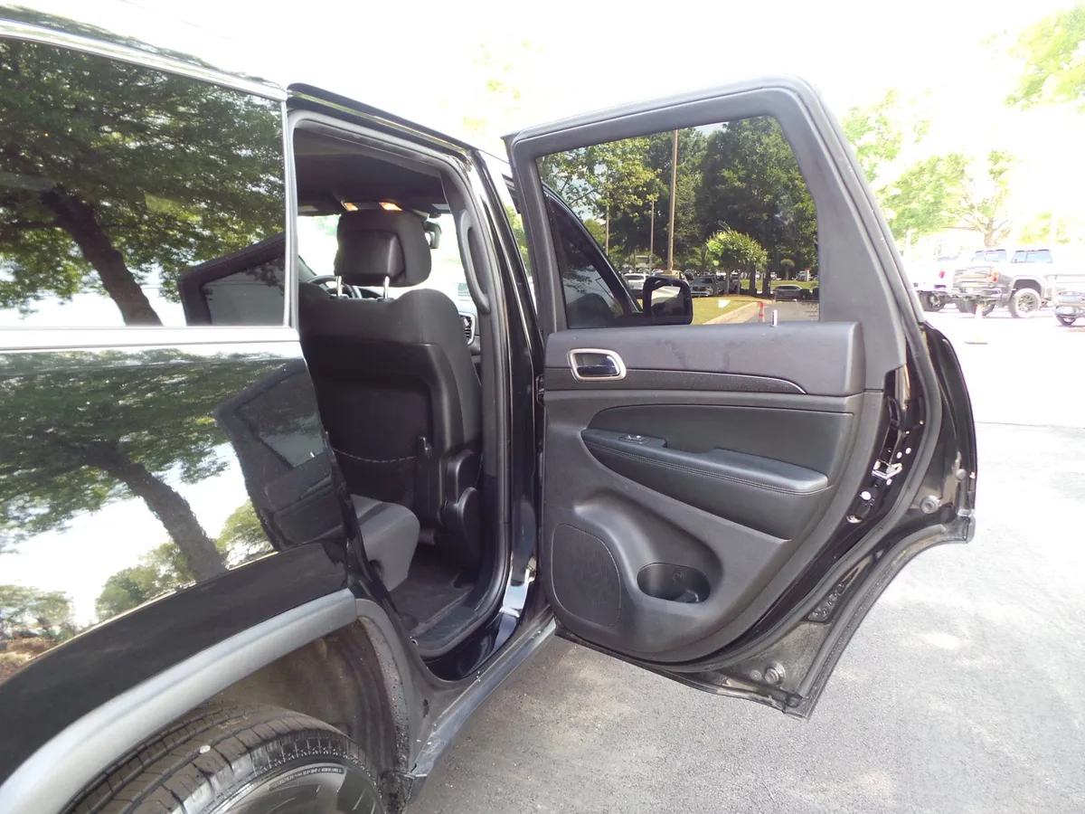 2017 Jeep Grand Cherokee Laredo thumbnail 32