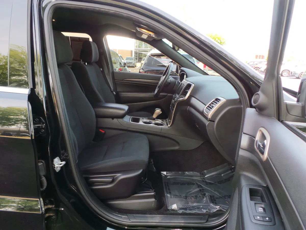 2017 Jeep Grand Cherokee Laredo thumbnail 36