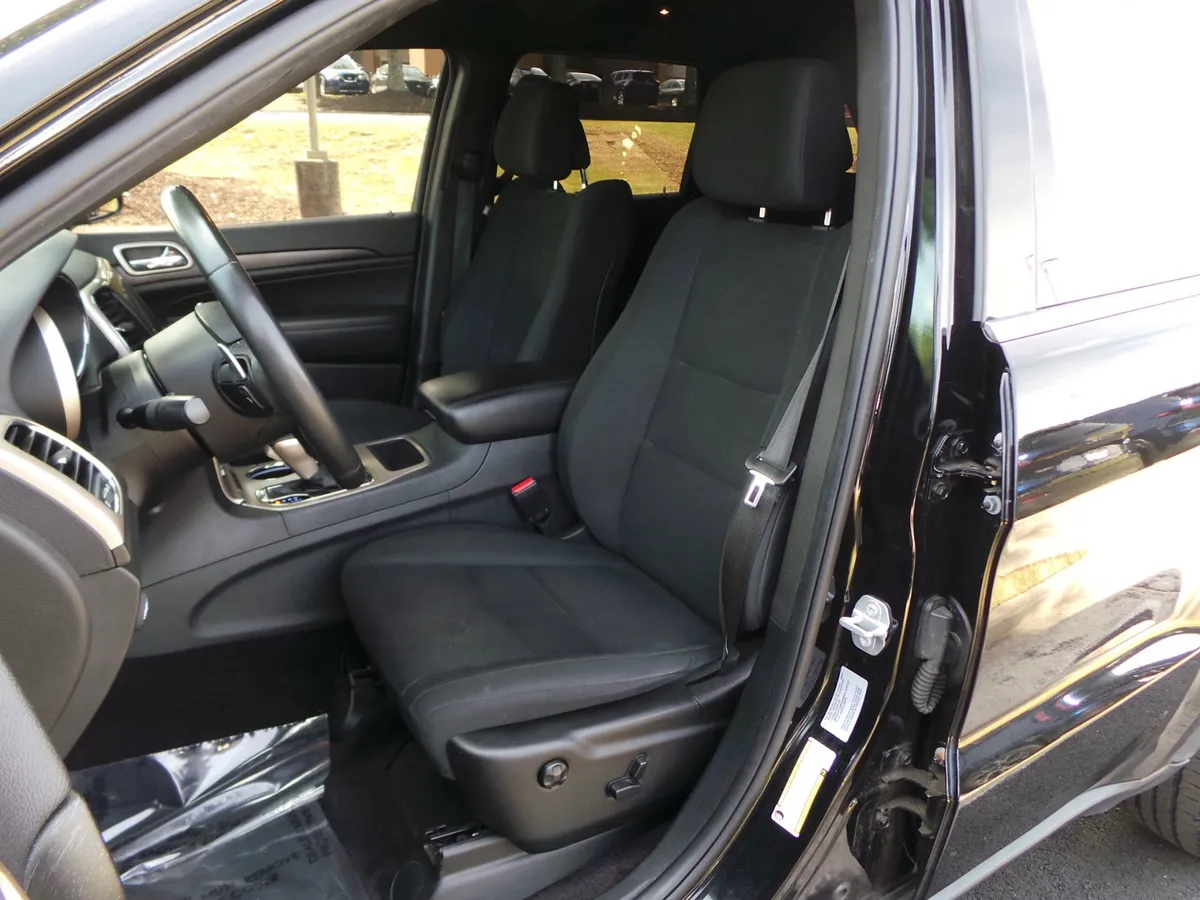 2017 Jeep Grand Cherokee Laredo thumbnail 6