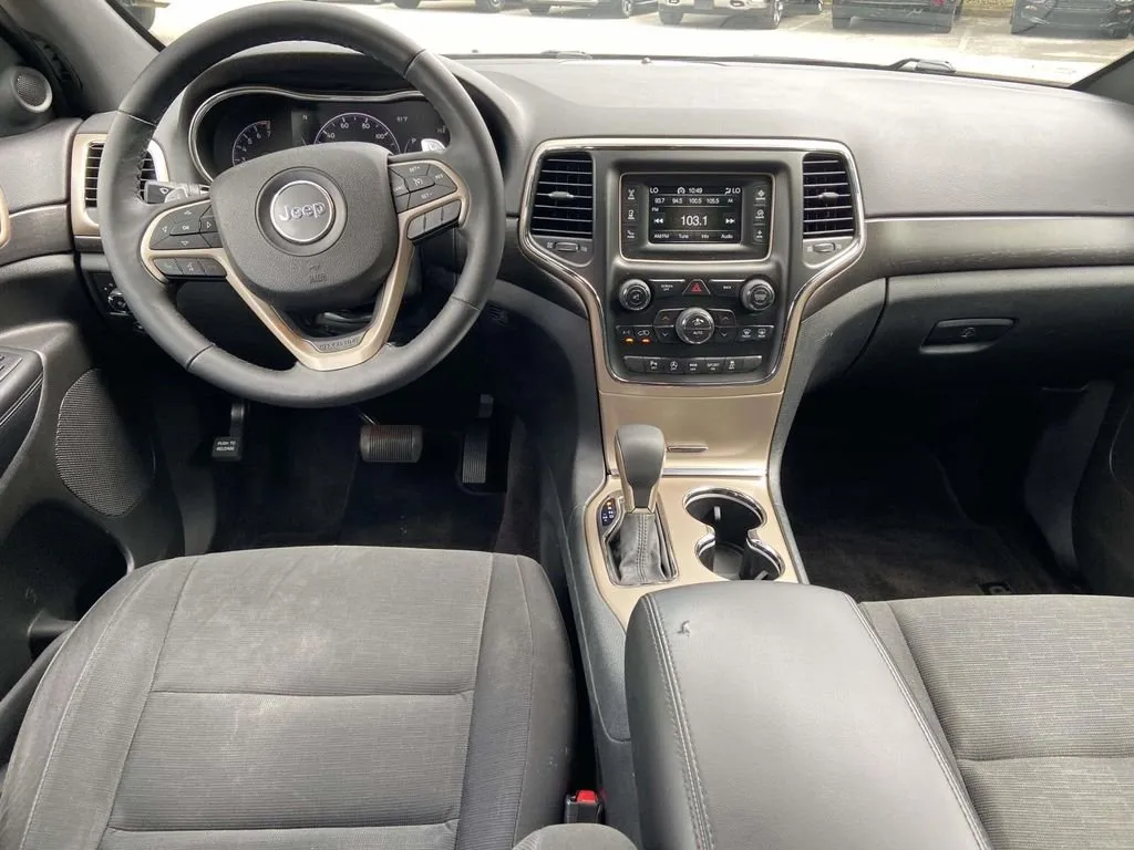 2017 Jeep Grand Cherokee Laredo thumbnail 10