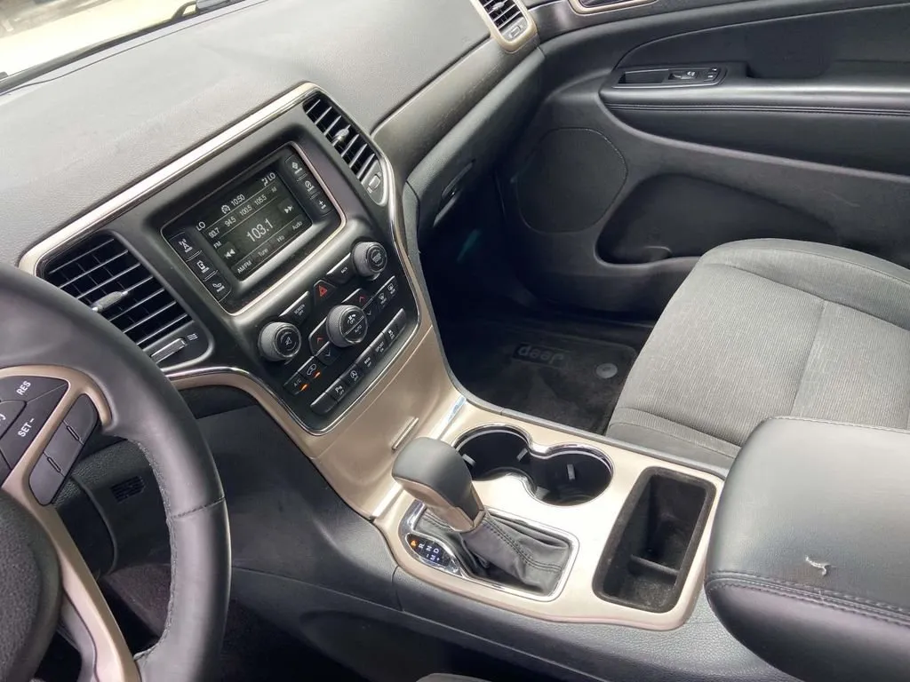2017 Jeep Grand Cherokee Laredo thumbnail 22